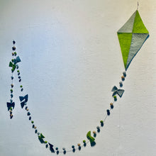 Charger l&#39;image dans la galerie, Vlieger slinger van vilt in de kleuren groen en blauw. Deze slinger hangt aan een muur. Hij is 3 meter lang. Aan de lijn hangen vilten balletjes en strikjes in de kleuren groen, lichtblauw, turquoise en beige. 
