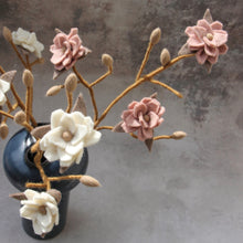 Charger l&#39;image dans la galerie, Branche de magnolia - rouge poussiéreux
