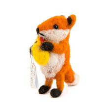 Afbeelding in Gallery-weergave laden, Baby vos met knuffel
